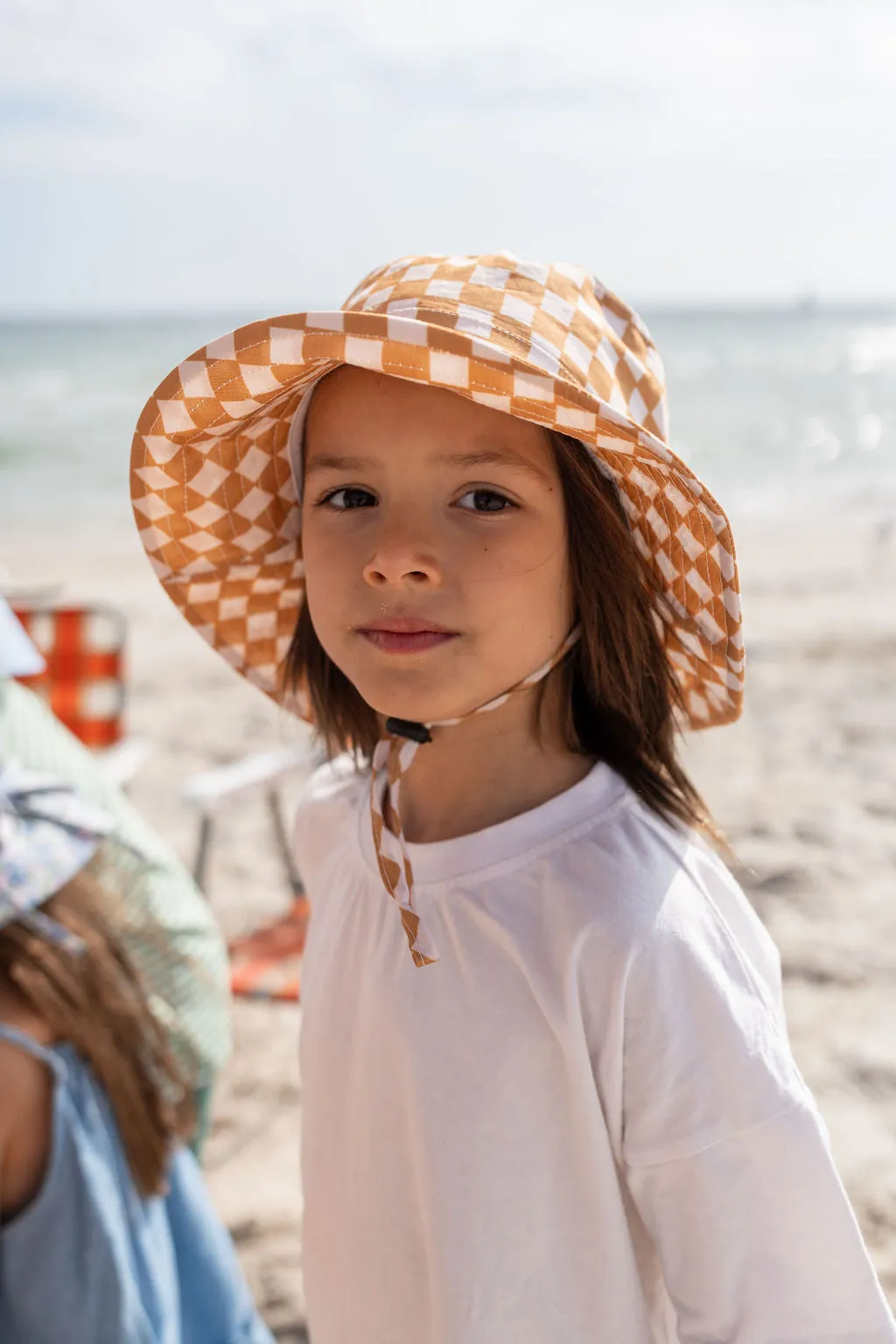 ACORN KIDS - CHECKMATE WIDE BRIM BUCKET HAT: CARAMEL AND CREAM