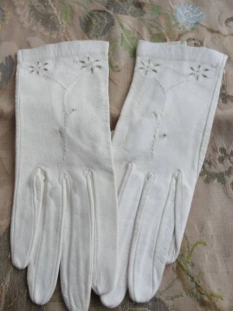 BEAUTIFUL Antique French Ladies Gloves,Cream Kid Leather,Evening Opera Gloves ,Evening Party or Wedding Gloves,Collectible Vintage Clothing