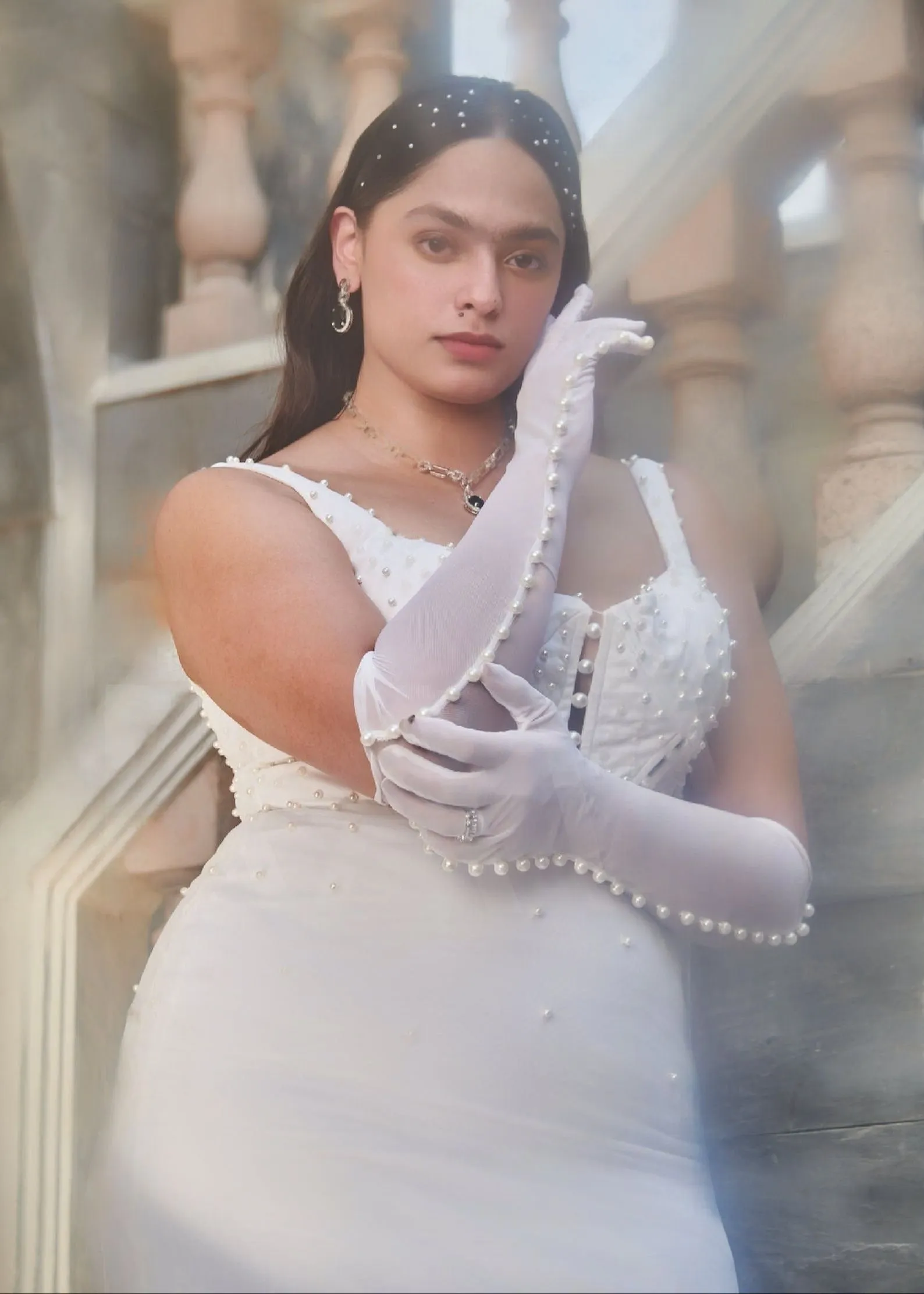 Clovia White Mesh Pearl Embroidered Gloves